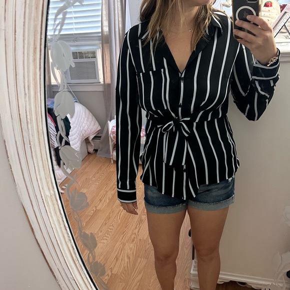 Button down Express striped top with adjustable tie - Picture 2 of 3